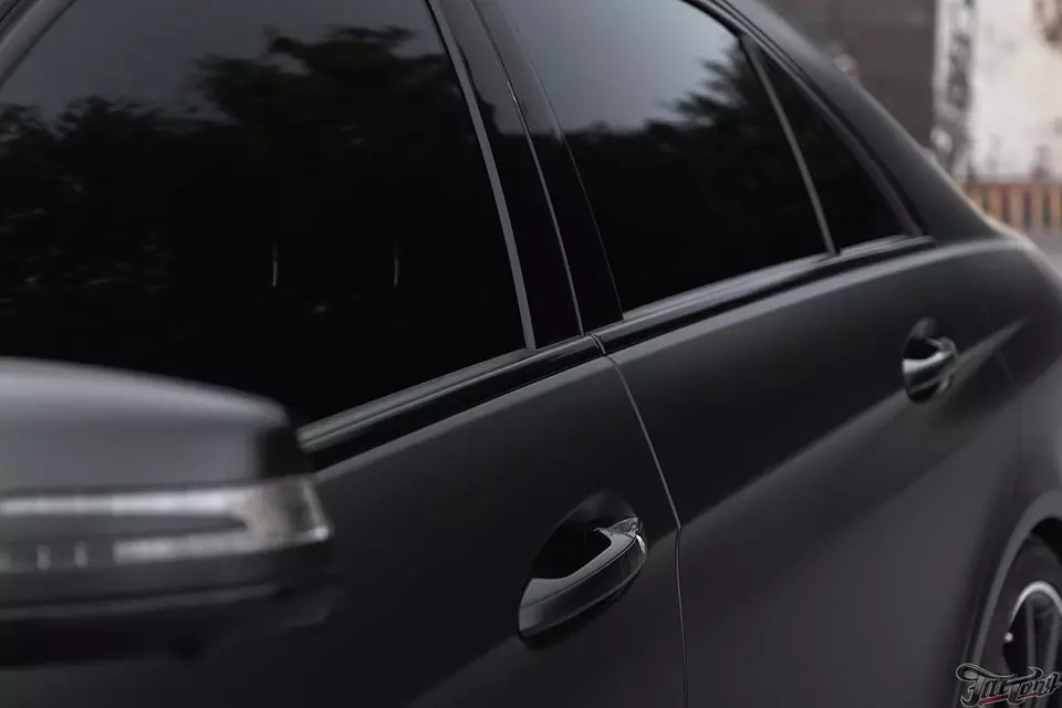 Mercedes E63 AMG. Оклейка кузова в Satin Black, полный антихром кузова, окрас суппортов и дисков!